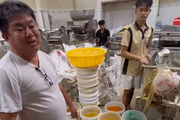 Bắt giam chủ cơ sở Châu Phát cùng 3 nhân viên sản xuất 800 tấn mì trộn hóa chất -1
