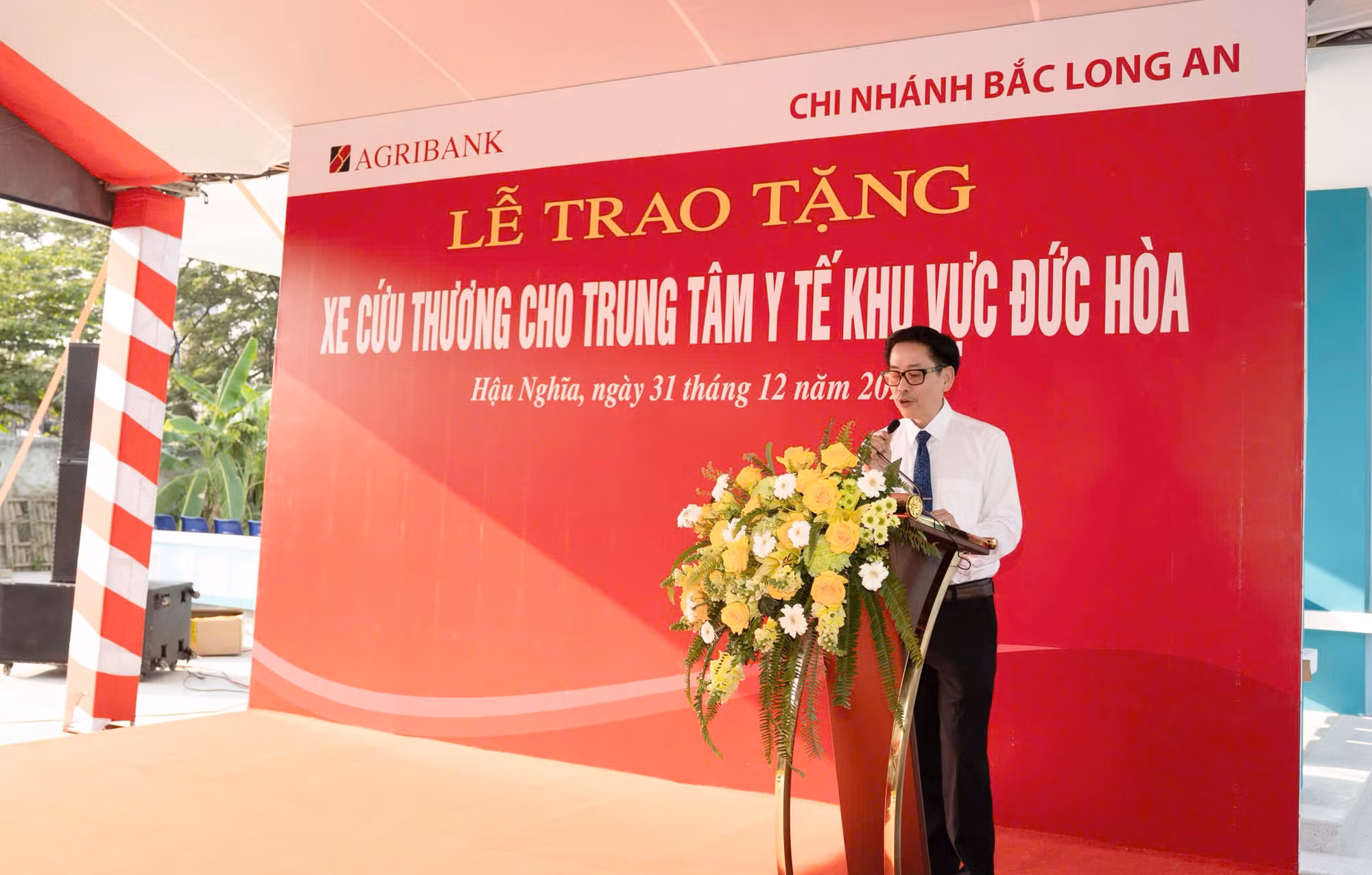 Agribank Chi nhánh Bắc Long An trao tặng xe cứu thương -1