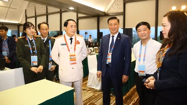 Thứ trưởng Lê Quốc Hùng kiểm tra công tác an ninh tại Trung tâm Báo chí Đại hội XIV