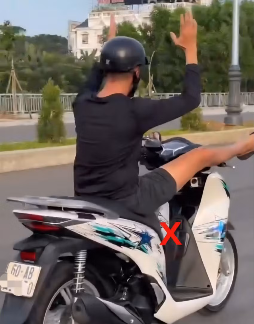 Tịch thu xe máy SH của nam thanh niên lái xe bằng chân -0