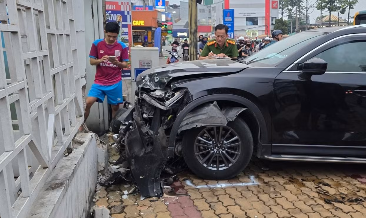 Đạp nhầm chân ga, ô tô hất văng 5 xe máy, nhiều người bị thương&nbsp; -2