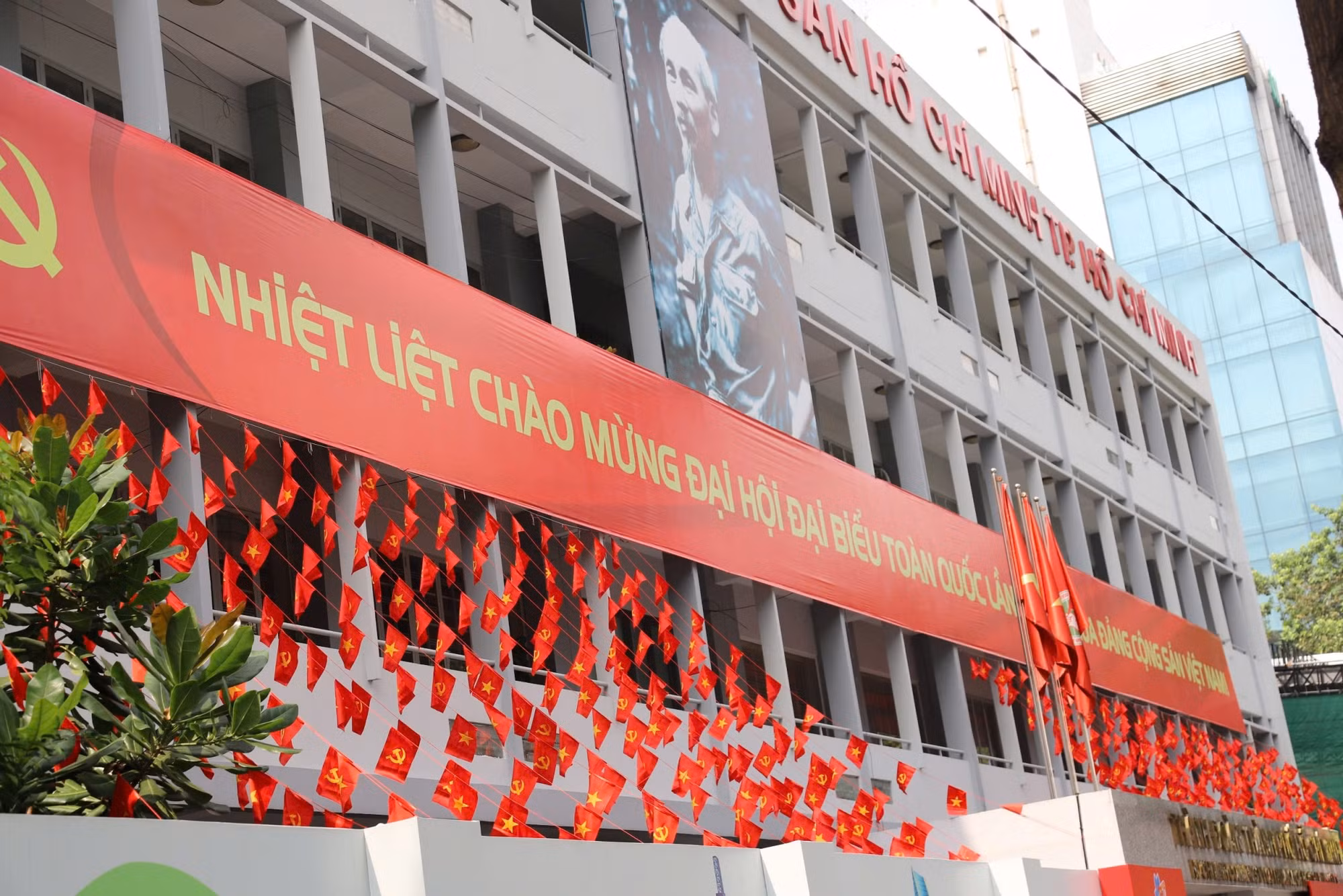 TP Hồ Chí Minh rực rỡ cờ, hoa chào mừng Đại hội Đại biểu toàn quốc lần thứ XIV của Đảng -0