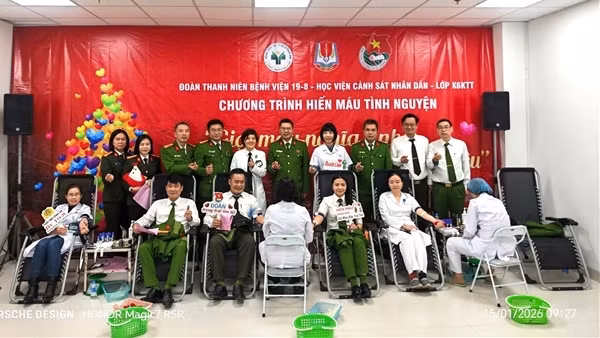 Cán bộ chiến sĩ và bác sĩ, nhân viên y tế Công an hiến máu cứu người