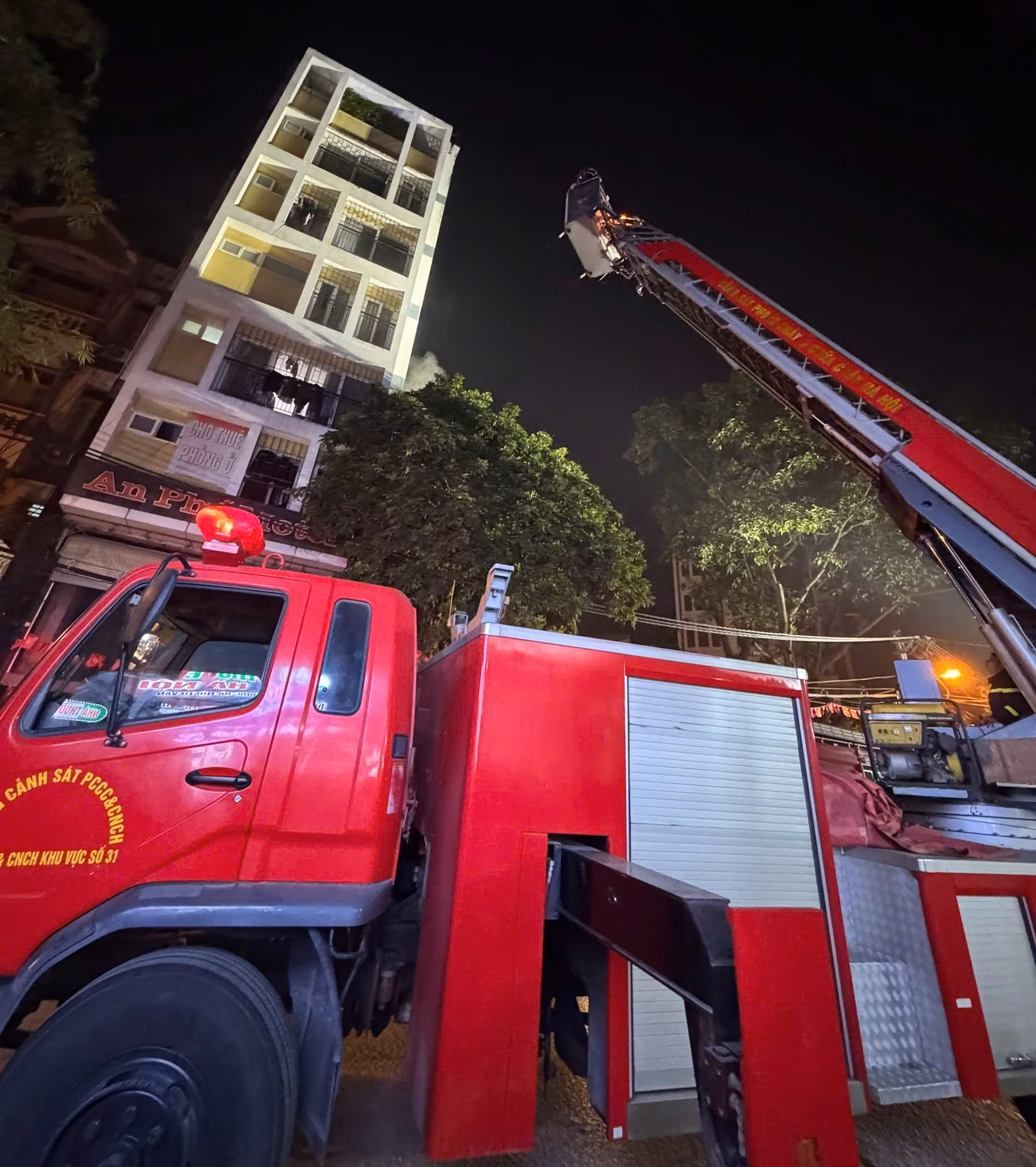 Cảnh sát cứu 7 người thoát khỏi đám cháy tại nhà nghỉ An Phú -0