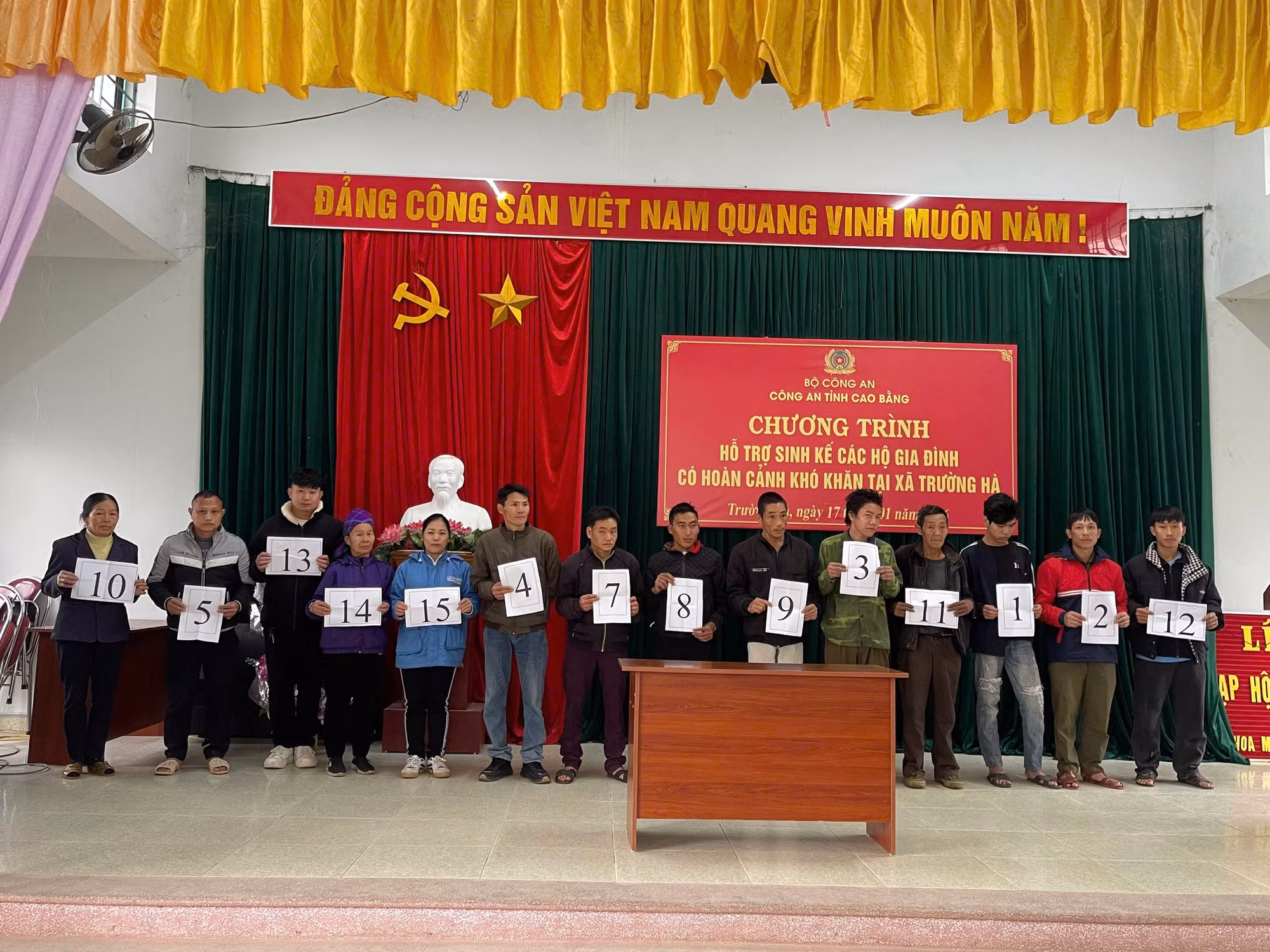 Công an tỉnh Cao Bằng trao tặng 15 con bò giống hỗ trợ sinh kế cho hộ gia đình khó khăn tại xã Trường Hà -0