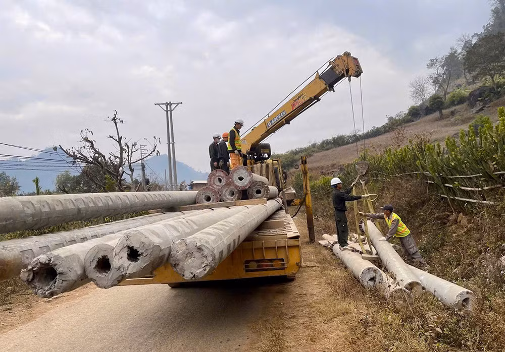 các lực lượng tập kết vật liệu để tiến hành kéo dựng cột.jpg -0