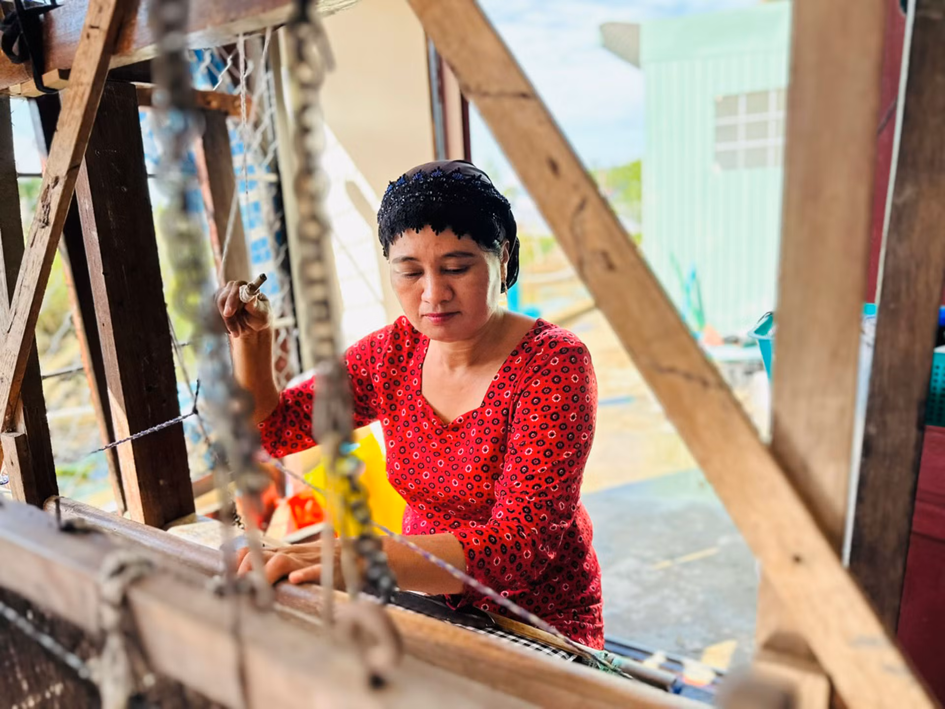 Giữ lửa nghề dệt thổ cẩm Chăm nơi ngã ba sông -0