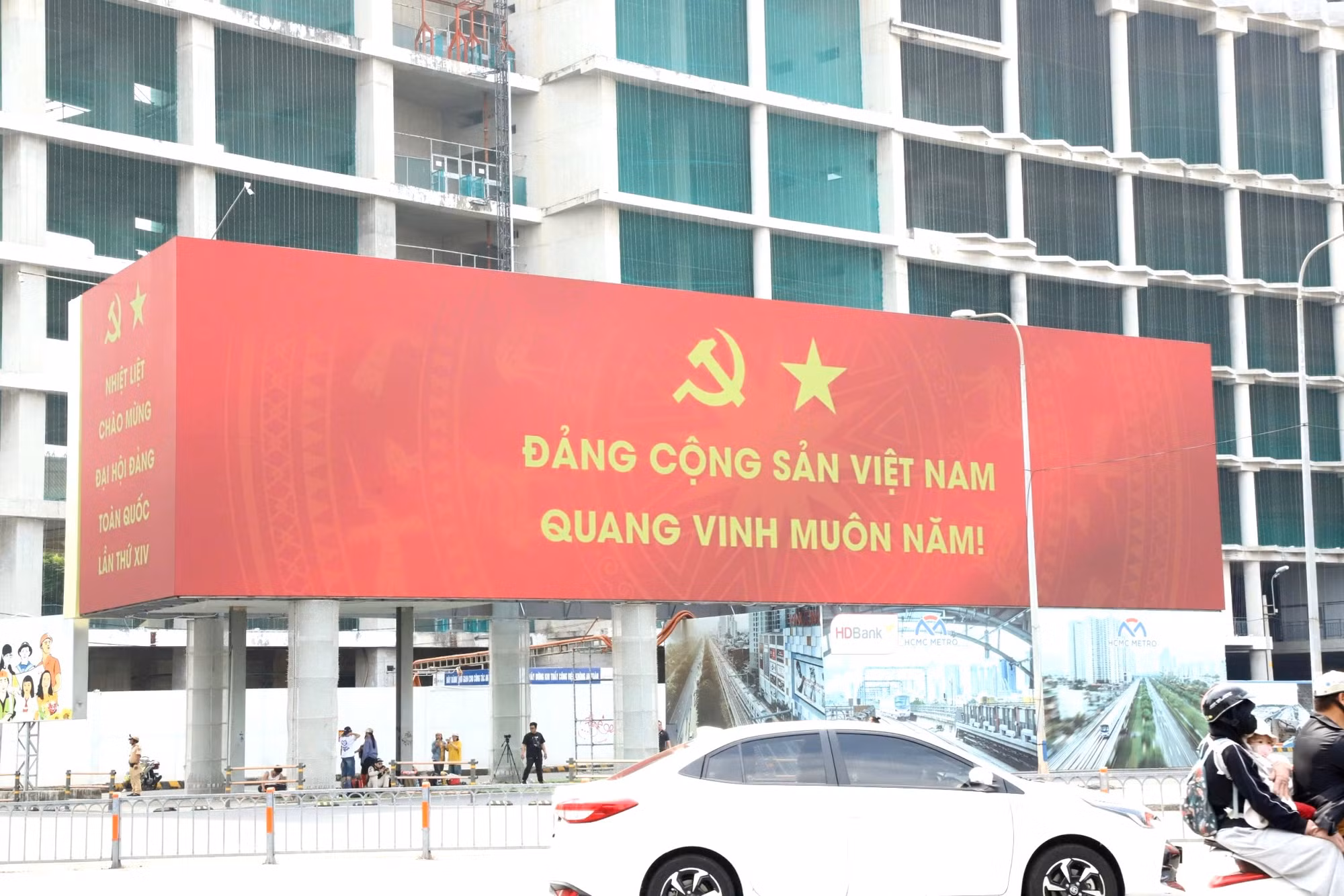 TP Hồ Chí Minh rực rỡ cờ, hoa chào mừng Đại hội Đại biểu toàn quốc lần thứ XIV của Đảng -1