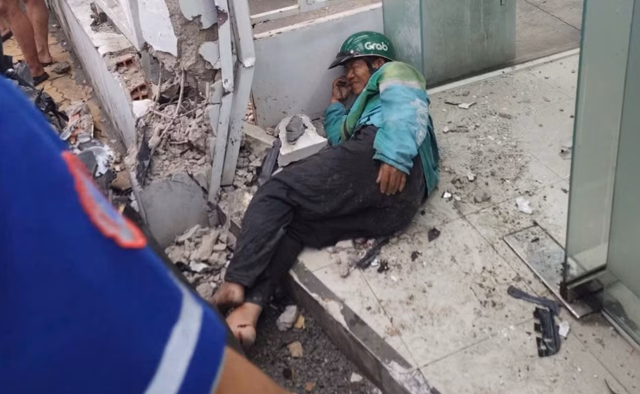 Đạp nhầm chân ga, ô tô hất văng 5 xe máy, nhiều người bị thương&nbsp; -0