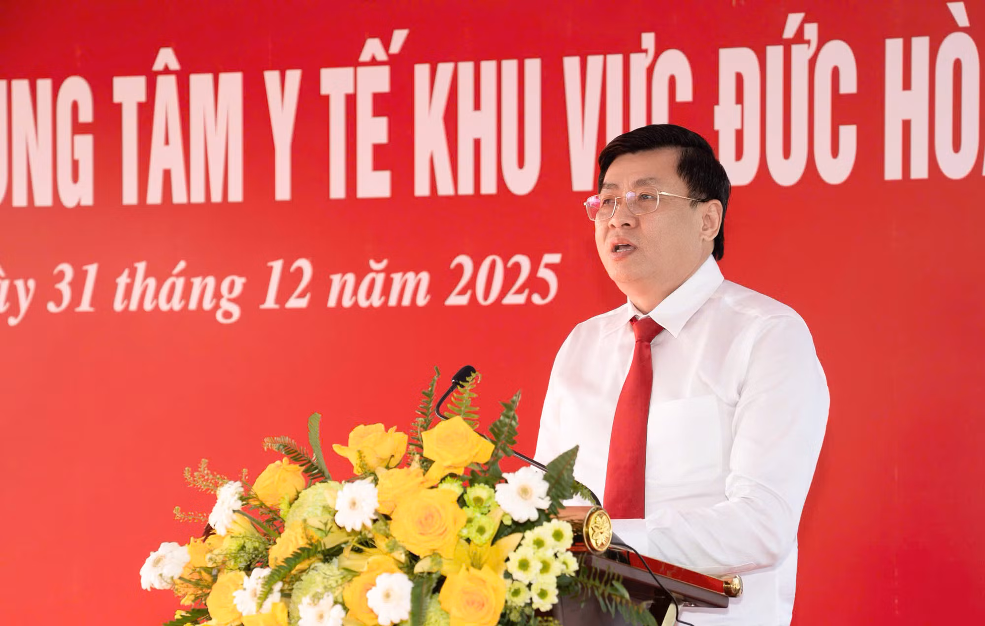 Agribank Chi nhánh Bắc Long An trao tặng xe cứu thương -1