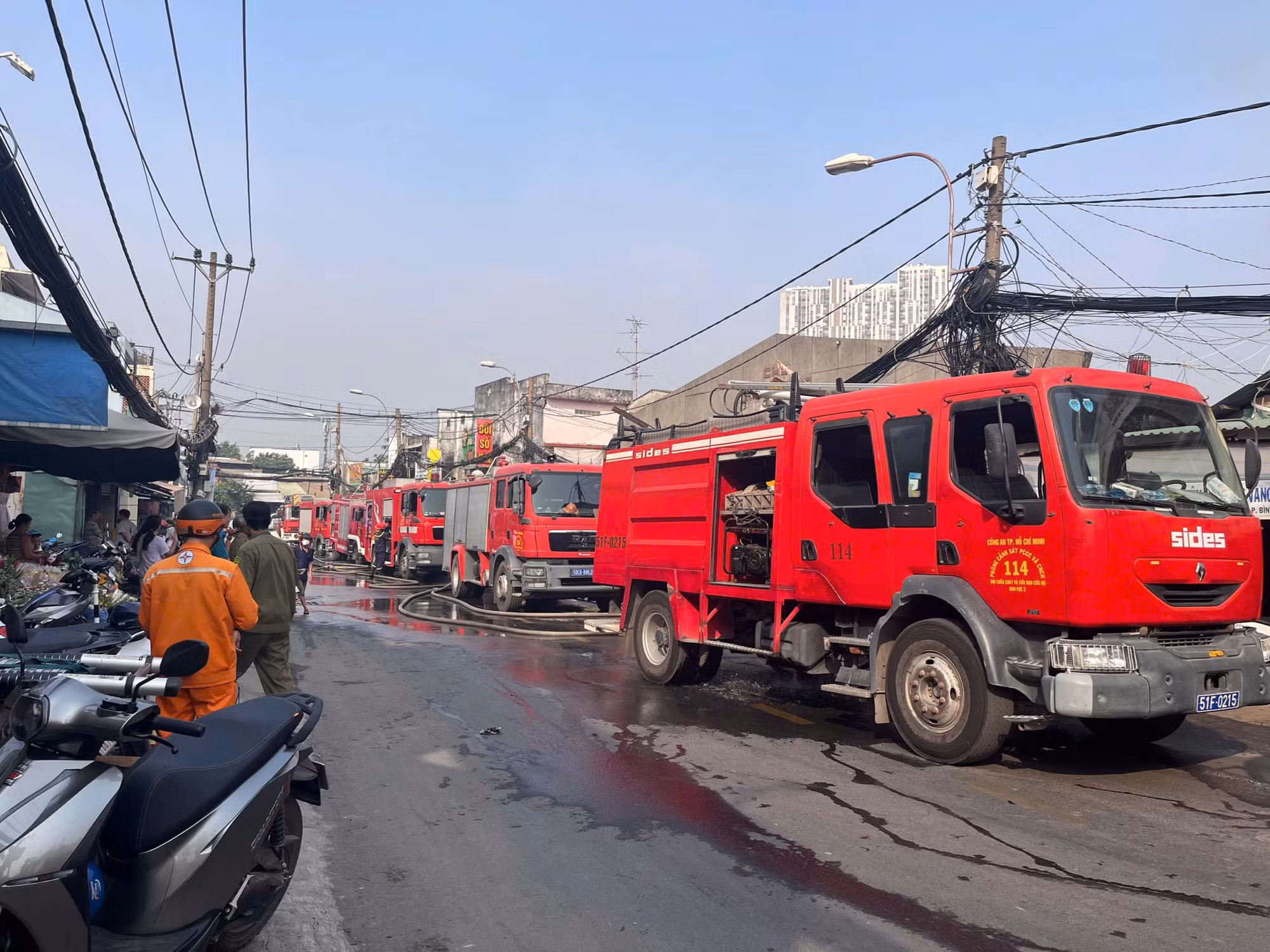 Dập tắt vụ cháy lớn dãy nhà dân cạnh chợ Bình Trưng -0