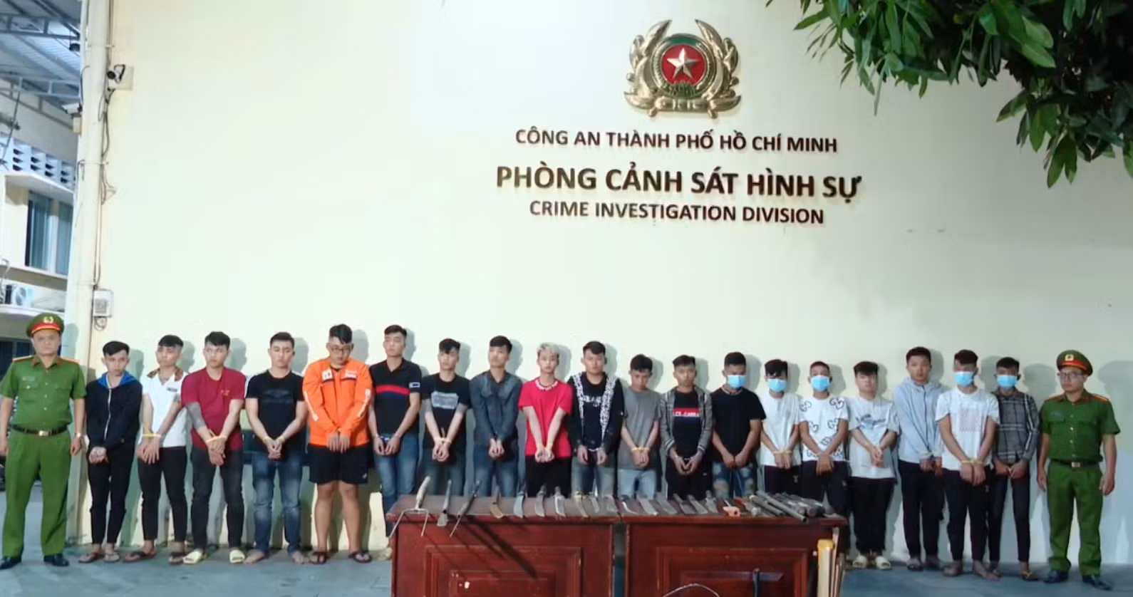 Điều tra, xử lý nghiêm vụ hai nhóm thanh niên mang hung khí đánh nhau giữa đường phố -9