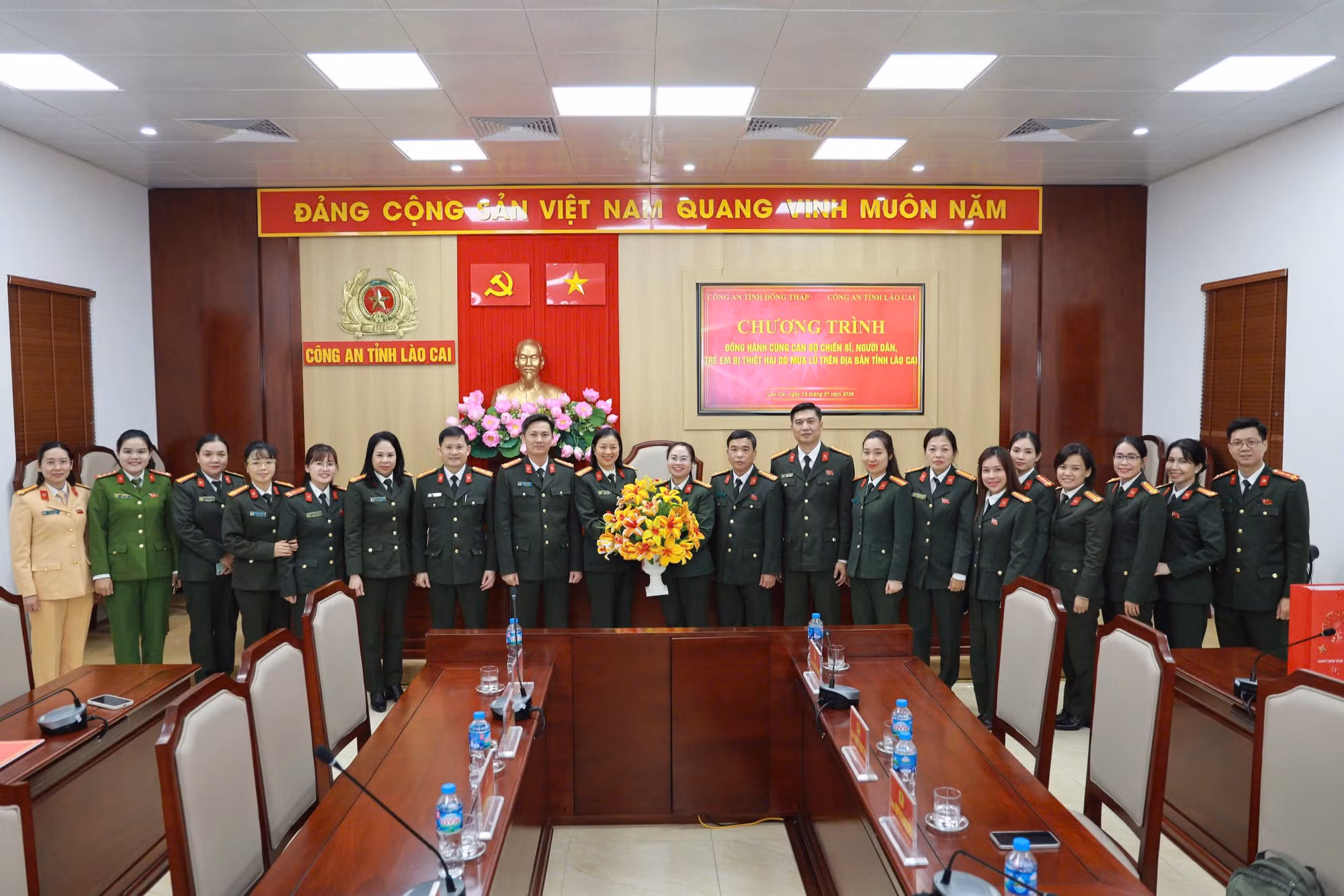 Ấm áp một chương trình của phụ nữ Công an Đồng Tháp tại Lào Cai -0