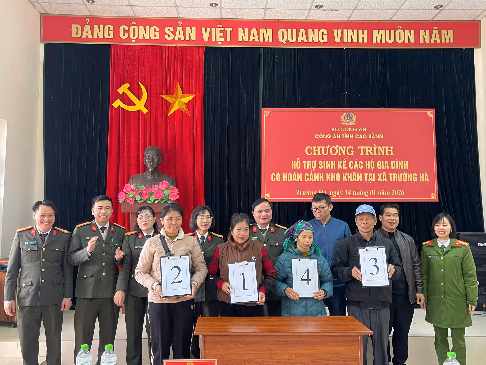 Công an tỉnh Cao Bằng trao bò giống hỗ trợ hộ nghèo ở xóm Pác Bó -0