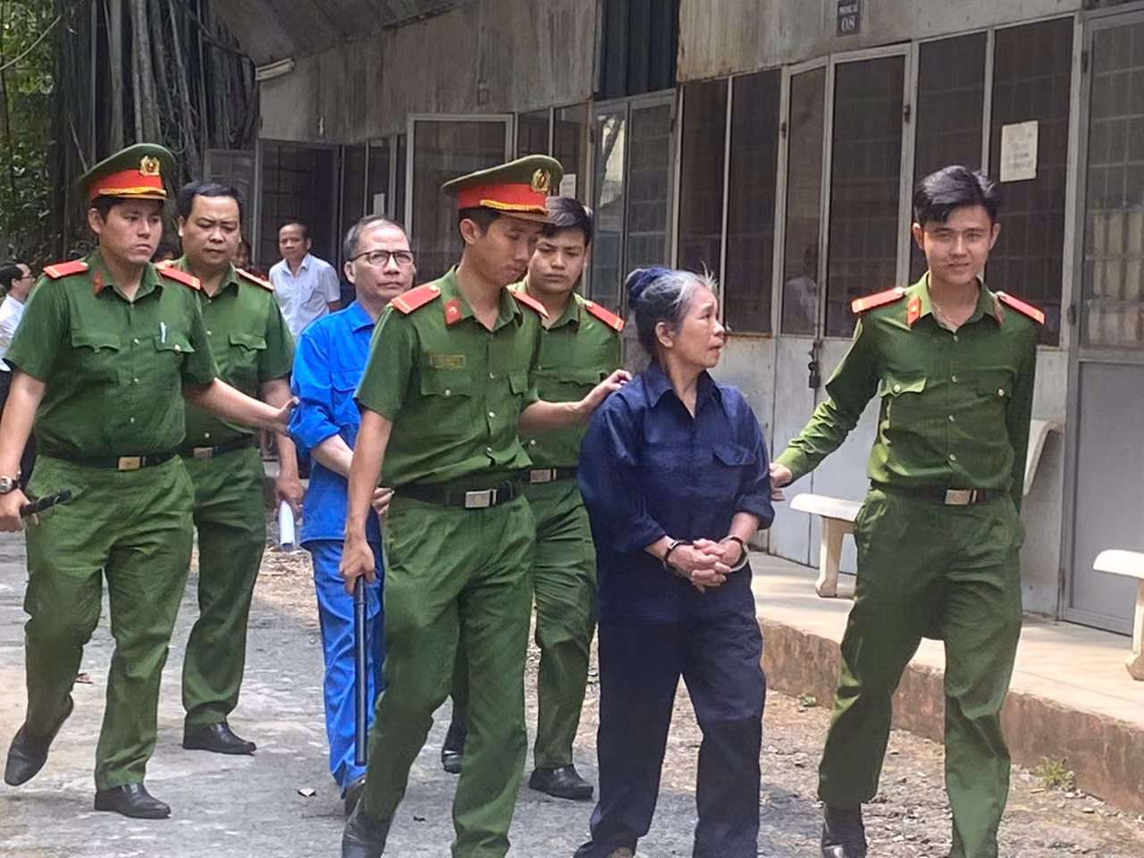 Phó giám đốc&nbsp;“nổ” quen biết rộng để lừa đảo chiếm đoạt tài sản -0