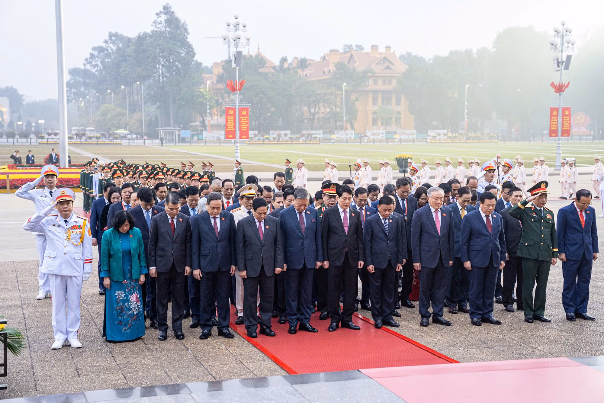 Lãnh đạo Đảng, Nhà nước cùng đại biểu dự Đại hội XIV vào Lăng viếng Chủ tịch Hồ Chí Minh -0