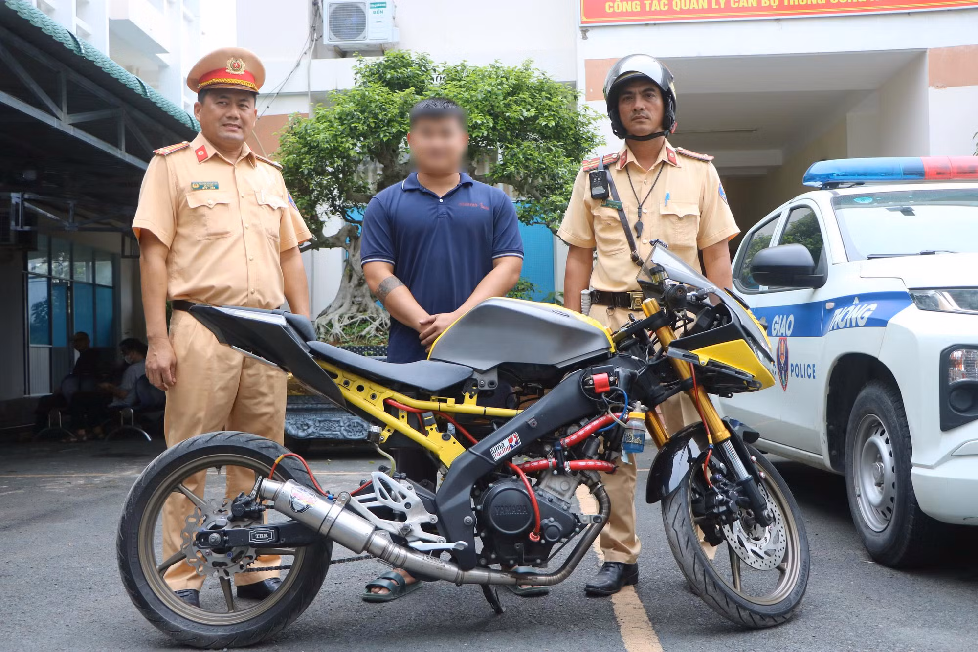 Tịch thu các phương tiện chở ba người, thả cả hai tay, chạy vào đường cấm... -0