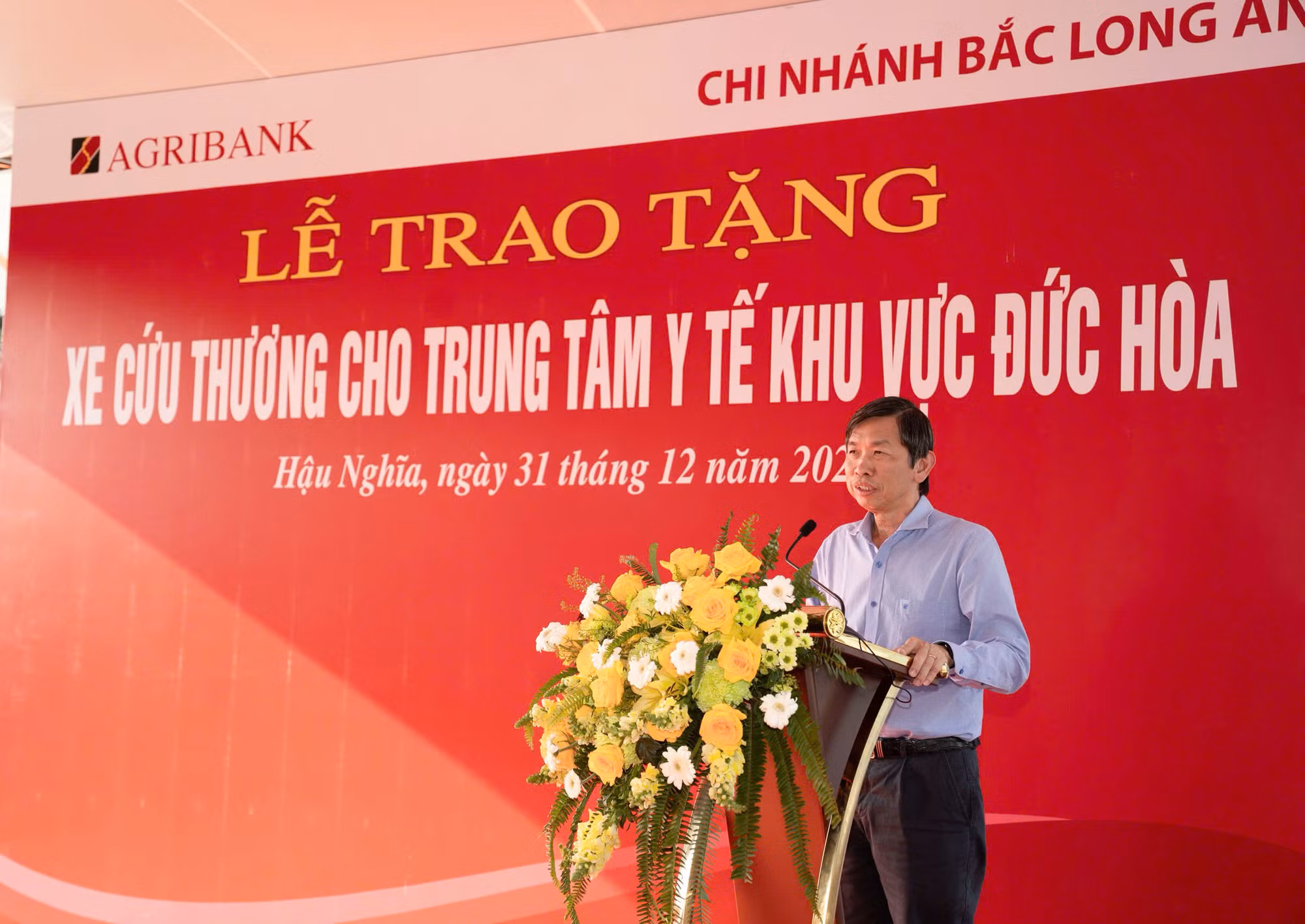 Agribank Chi nhánh Bắc Long An trao tặng xe cứu thương -0