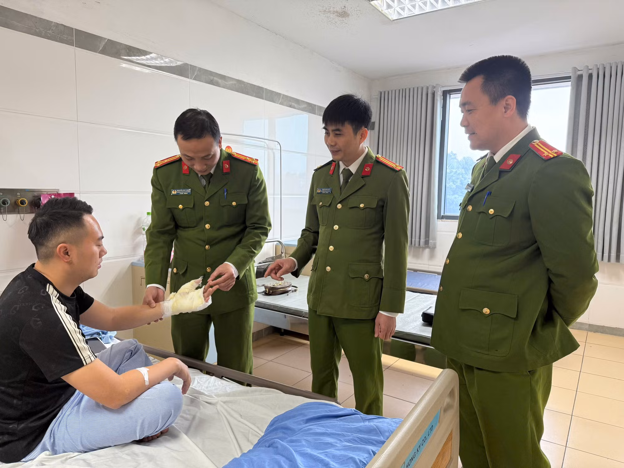 Khống chế đối tượng tâm thần hắt xăng đốt, cán bộ Công an Bắc Ninh bị thương -0