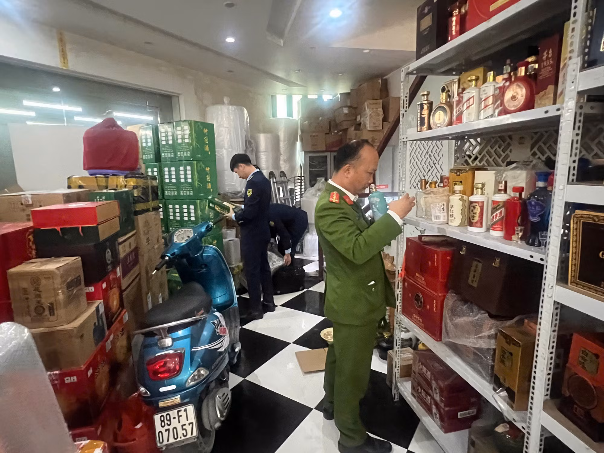 Phạt gần 98 triệu đồng, tiêu hủy hơn 2.200 chai rượu nhập lậu tại Hưng Yên -0