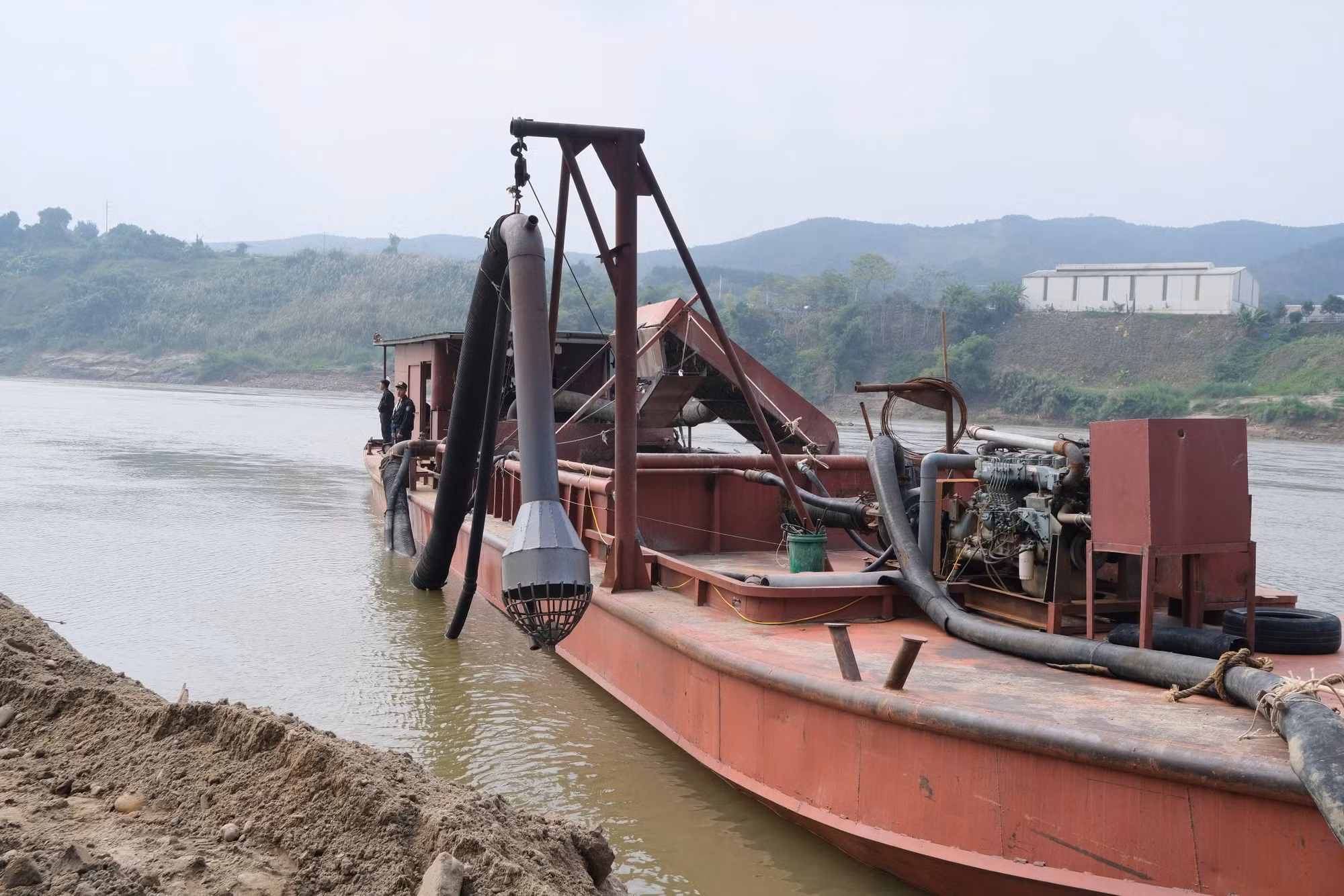 Lào Cai: Khởi tố, bắt tạm giam 3 đối tượng điều hành khai thác cát trái phép trên sông Hồng -0