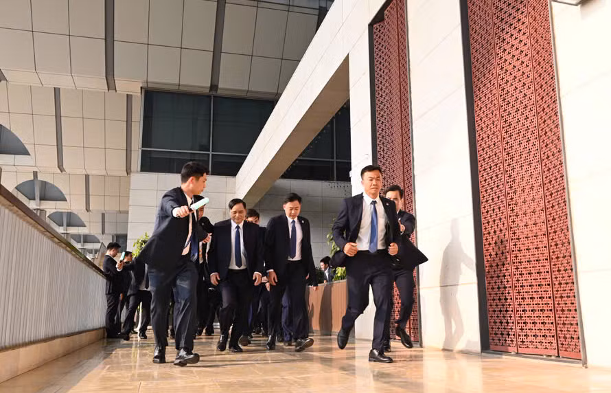 Đồng loạt ra quân, khép kín vòng bảo vệ -0