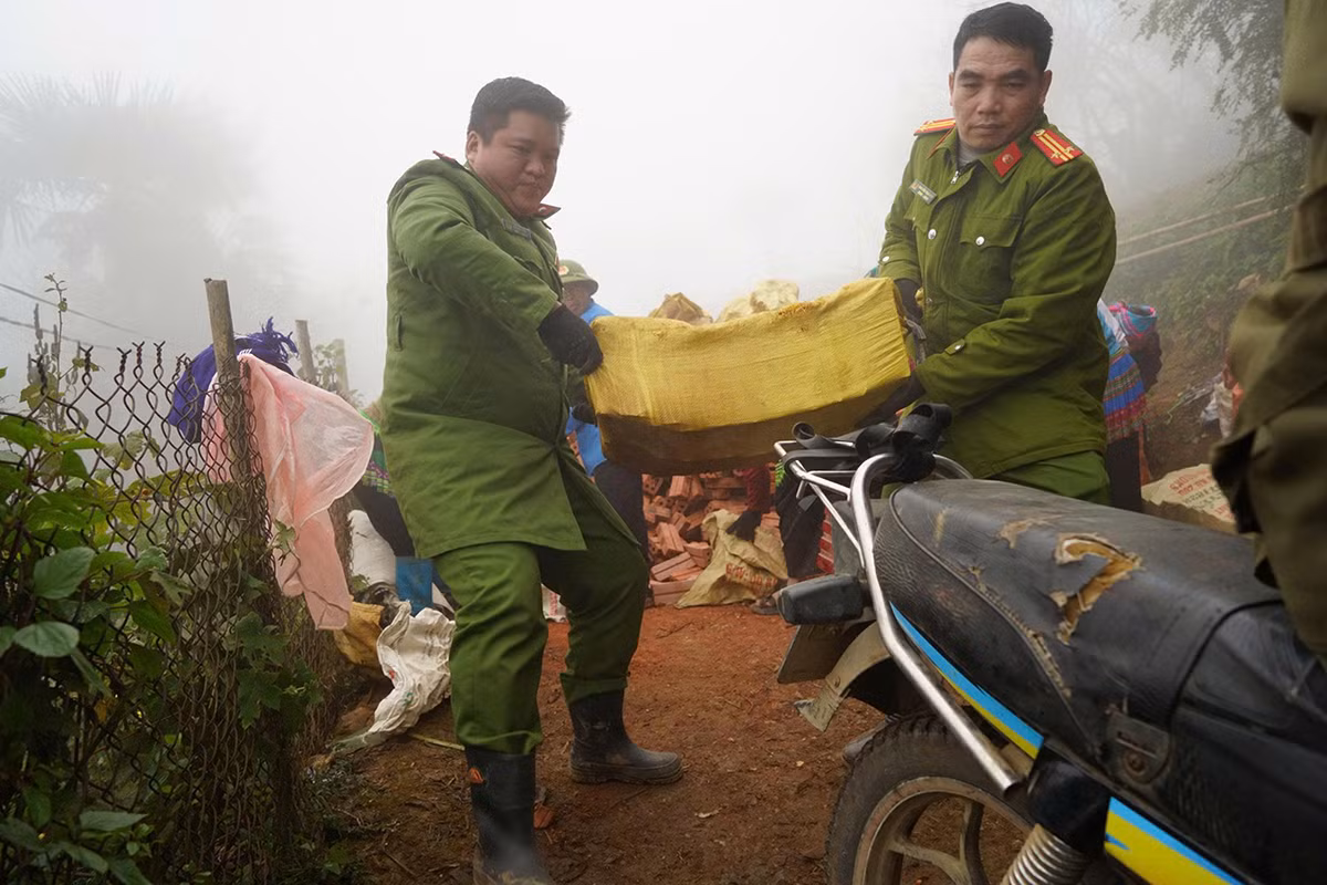 Gần dân nhất ở nơi giá rét – Công an xã Y Tý chung tay xây dựng những mái nhà sau bão -0