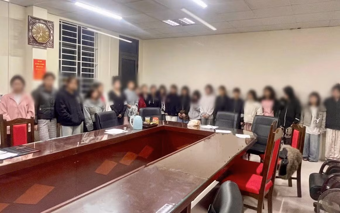 Triệt phá đường dây mua bán nhân viên “rót bia, bấm bài” dưới 16 tuổi&nbsp; -1