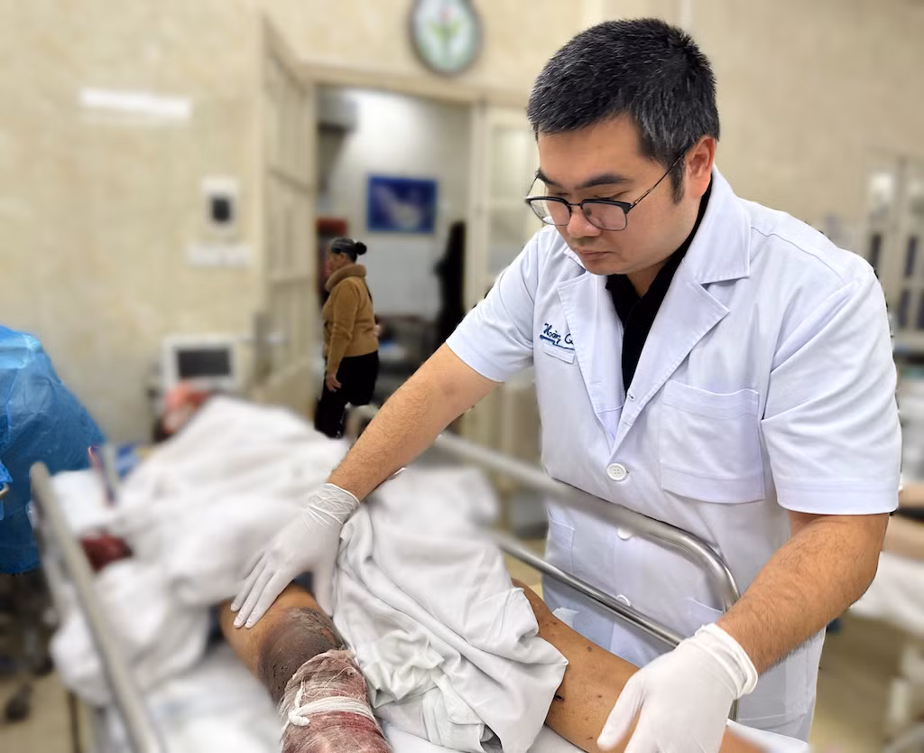 Liên tiếp cấp cứu người lớn và trẻ em bị tai nạn pháo nổ nghiêm trọng -0