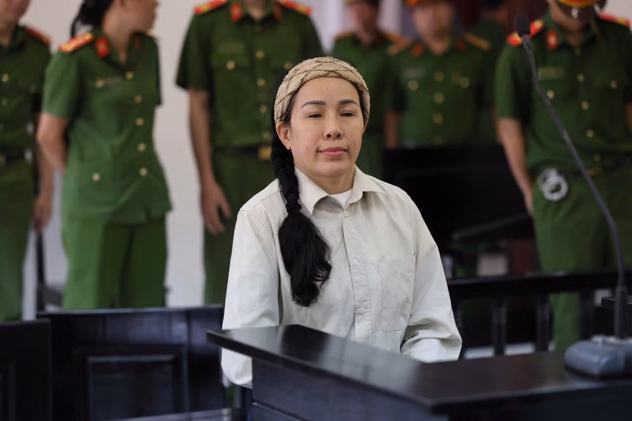 Xúc phạm vợ chồng Nguyễn Phương Hằng, youtuber Đinh Thị Lan ra tòa -0