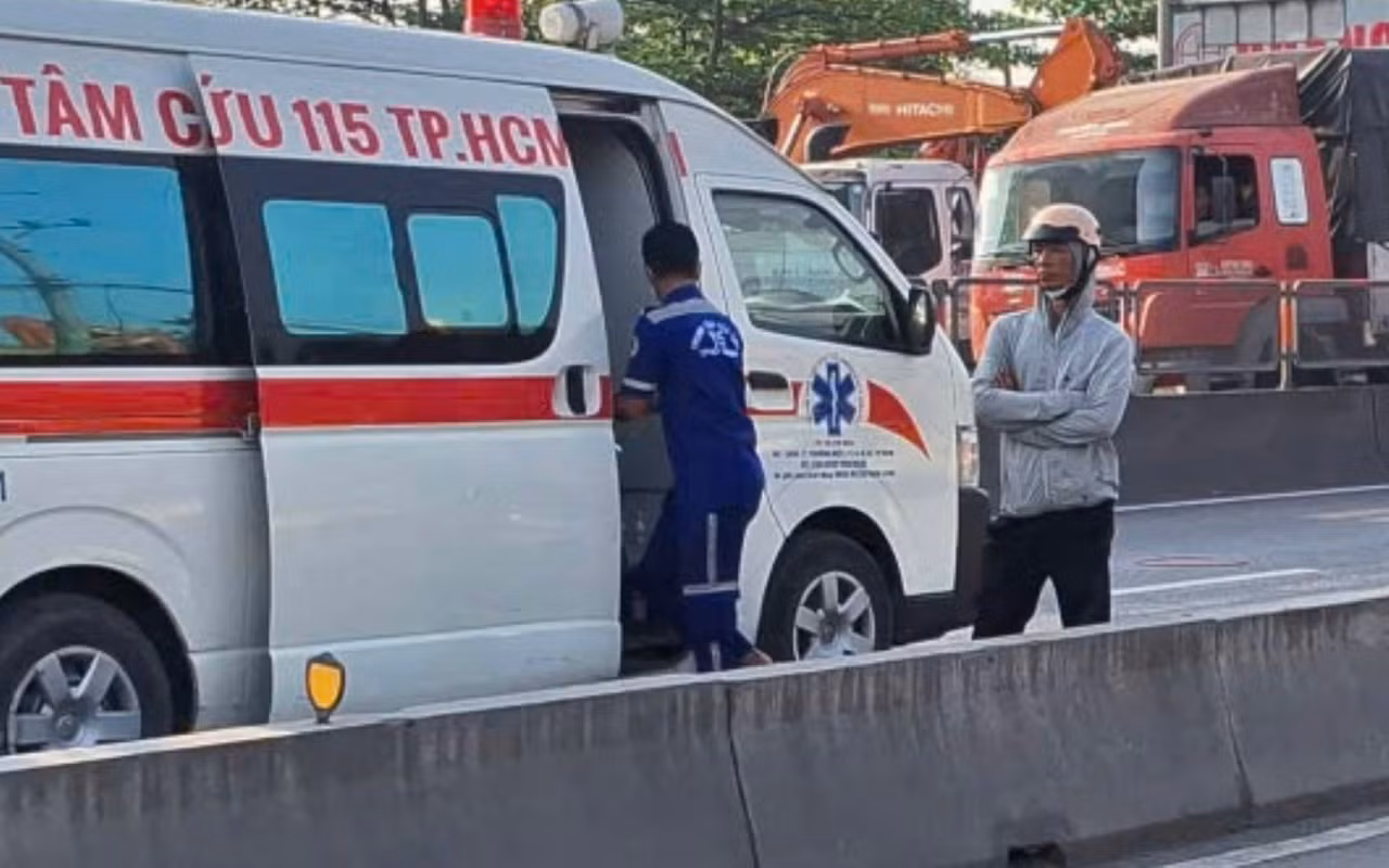 Hai thanh niên thương vong khi di chuyển xe máy trong làn xe ô tô -1