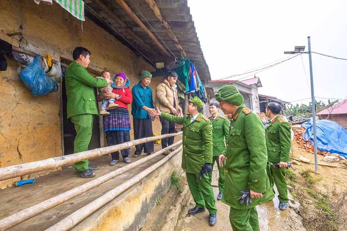 Gần dân nhất ở nơi giá rét – Công an xã Y Tý chung tay xây dựng những mái nhà sau bão -0