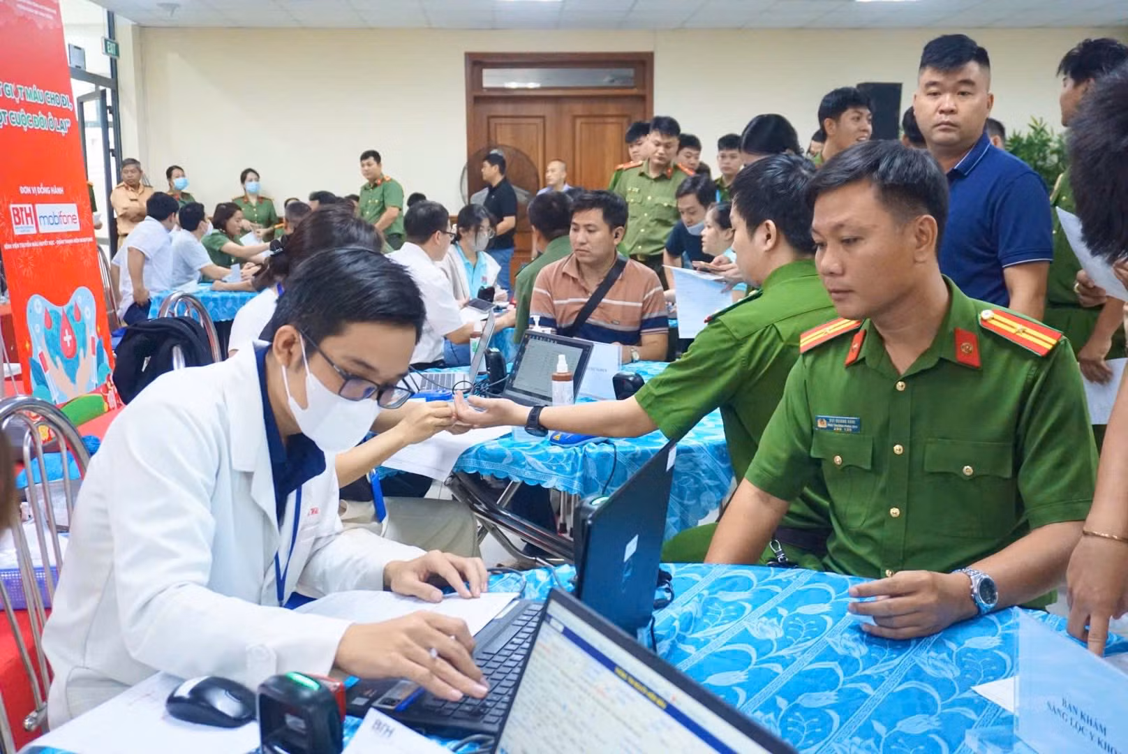 Hơn 400 cán bộ, đoàn viên, thanh niên và CBCS Công an TP Hồ Chí Minh tham gia hiến máu -1