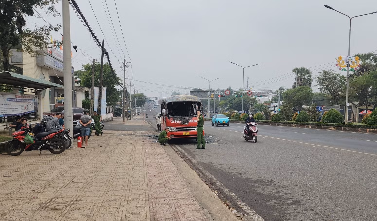 Xe đưa rước công nhân bất ngờ bốc cháy -0