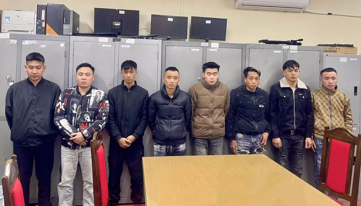 Triệt phá đường dây mua bán nhân viên “rót bia, bấm bài” dưới 16 tuổi&nbsp; -2