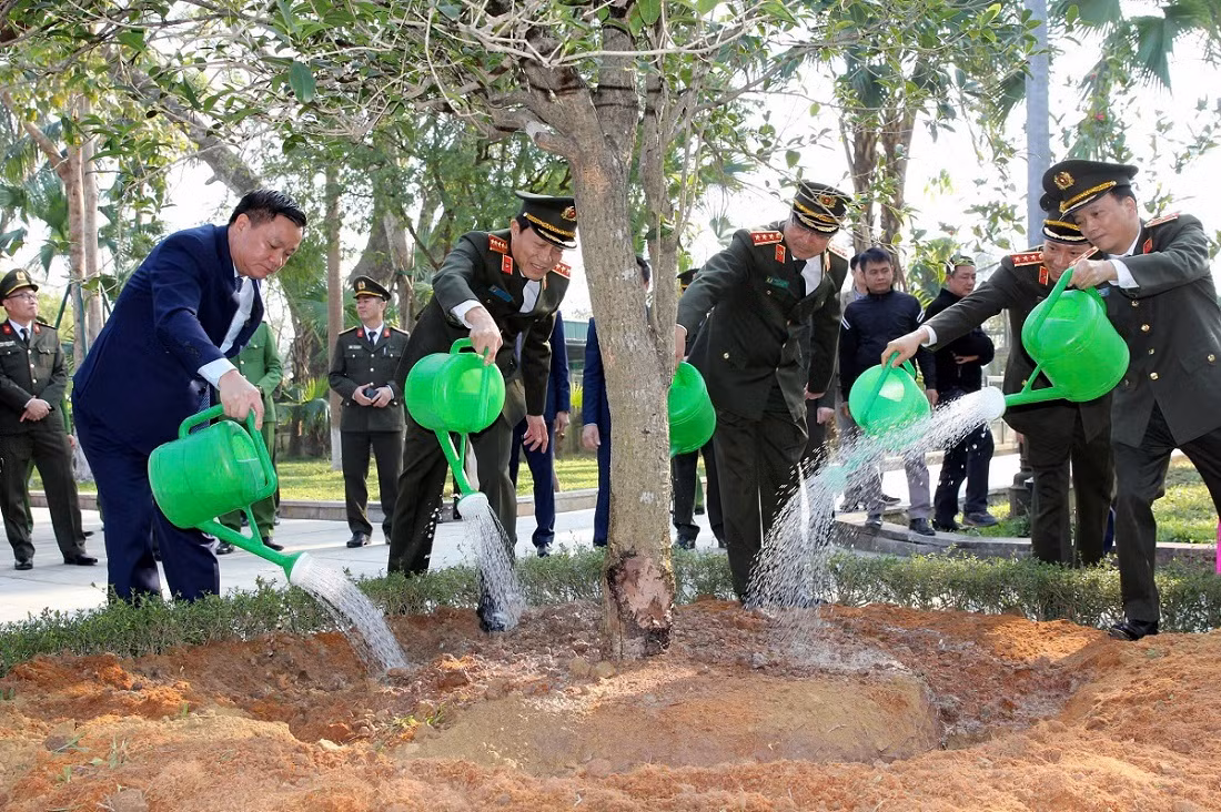Bộ trưởng Lương Tam Quang dâng hoa, dâng hương tại Khu di tích Quốc gia đặc biệt Kim Liên -0