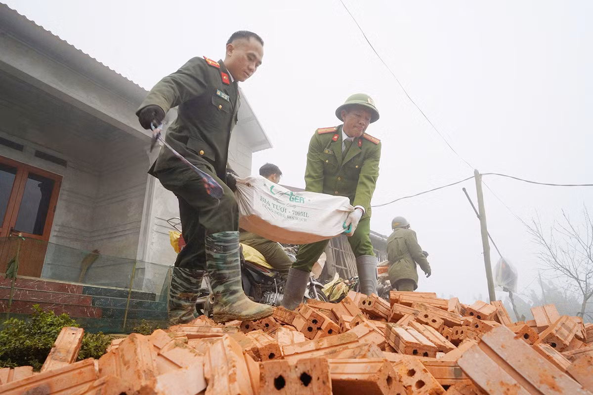 Gần dân nhất ở nơi giá rét – Công an xã Y Tý chung tay xây dựng những mái nhà sau bão -0