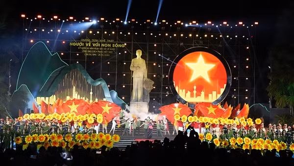 Chương trình nghệ thuật kỷ niệm 85 năm Ngày Bác Hồ về nước lãnh đạo Cách mạng Việt Nam