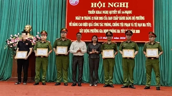 Nghi hộp hàng chứa ma túy, nam nhân viên giao hàng đến trụ sở Công an trình báo