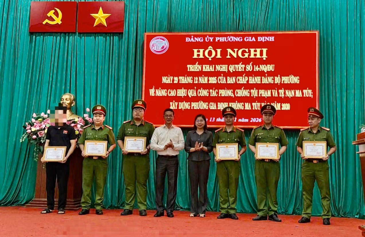 Nghi hộp giấy chứa ma túy, nam nhân viên giao hàng công nghệ chạy thẳng vào trụ sở Công an trình báo -0
