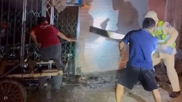 CSGT phá cửa, cứu 11 người trong vụ cháy nhà lúc rạng sáng