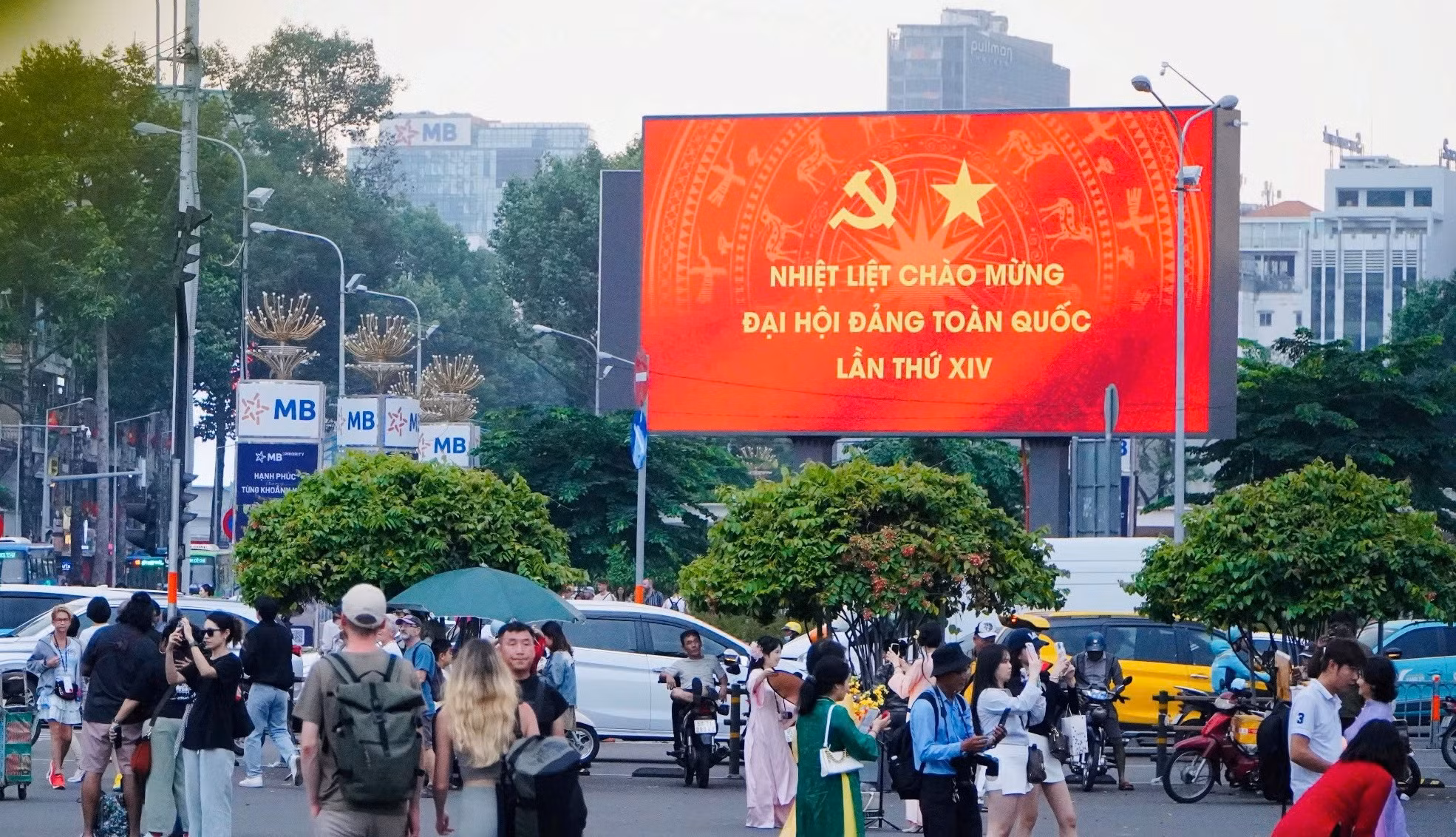 TP Hồ Chí Minh rực rỡ cờ, hoa chào mừng Đại hội Đại biểu toàn quốc lần thứ XIV của Đảng -1