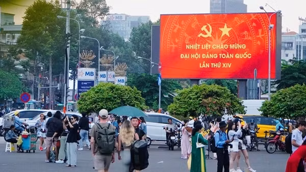 TP Hồ Chí Minh rực rỡ cờ, hoa chào mừng Đại hội lần thứ XIV của Đảng