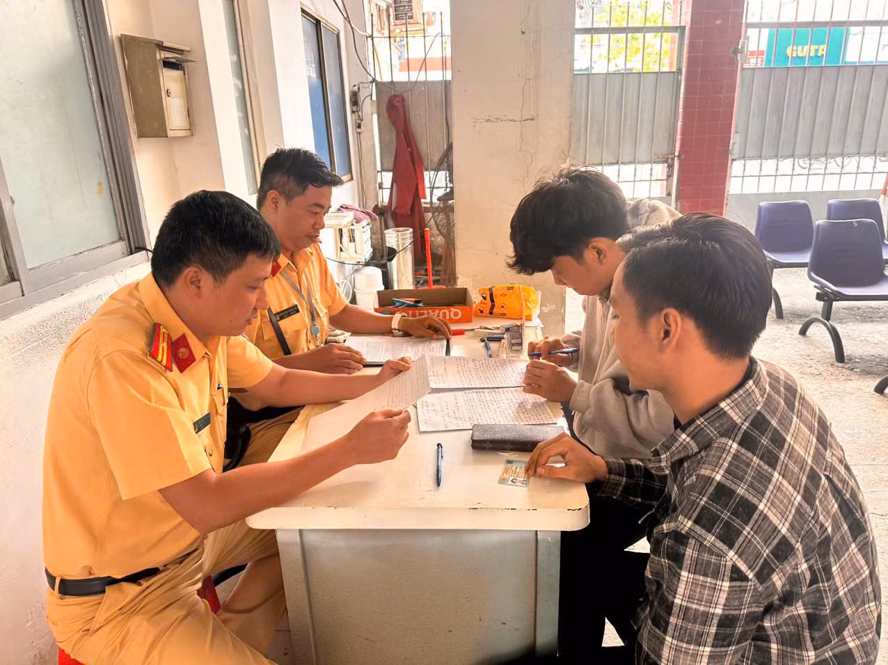 Xung quanh vụ việc hai thanh niên cản trở CSGT khi thi hành công vụ -0