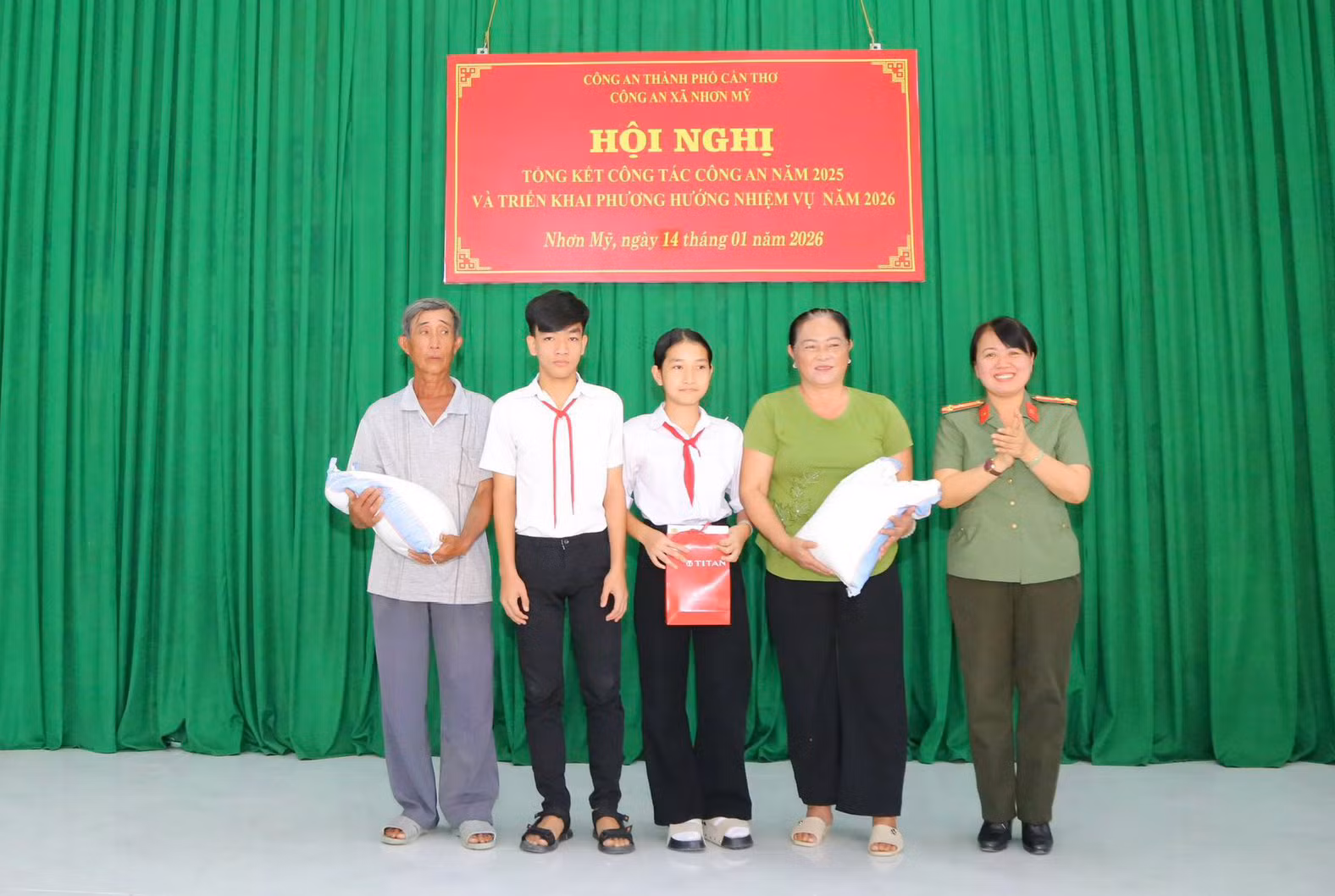 Công an xã ở Cần Thơ trích lương nhận đỡ đầu 2 học sinh mồ côi -0