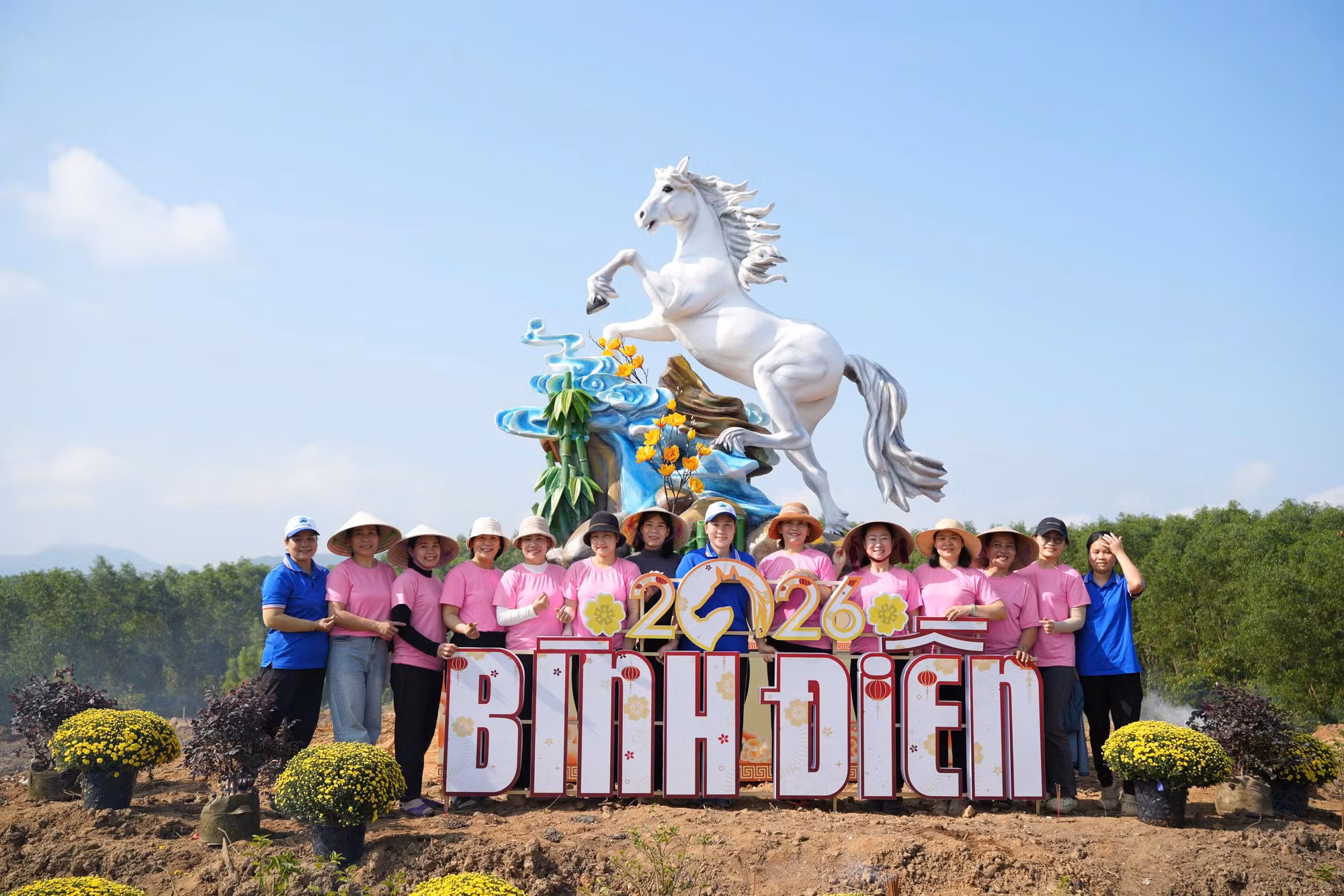 Linh vật Xuân Bính Ngọ 2026 trên đồi Chuông Gió ở Cố đô Huế -0