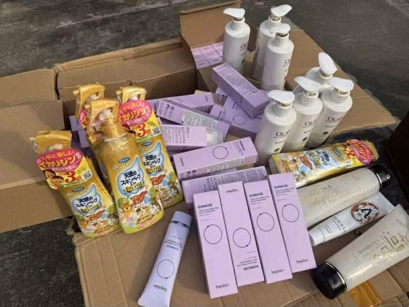 Triệt phá đường dây mua bán 25 tấn hóa mỹ phẩm giả trên mạng -0