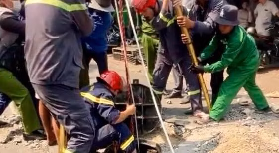 Xuống hố ga&nbsp;cứu đồng nghiệp, cả 2 cùng bị ngạt khí tử vong -0