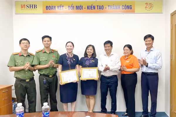 Khen thưởng 2 cán bộ ngân hàng kịp thời ngăn chặn vụ lừa đảo 1,1 tỷ đồng -0
