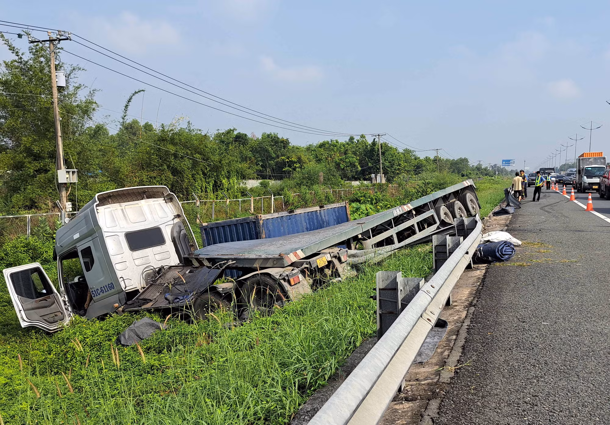  Xe đầu kéo tông sập ta-luy, lao khỏi đường cao tốc -1